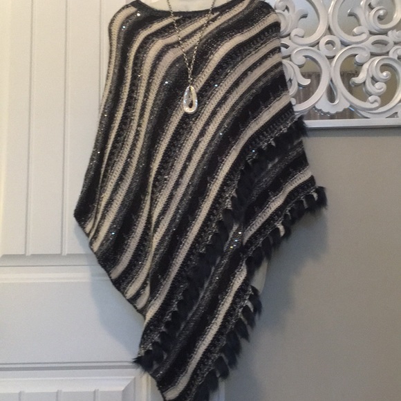 NWOT CHICOS S/M FUR TRIMMED PONCHO TOP.  Bundle and save! - Picture 4 of 8